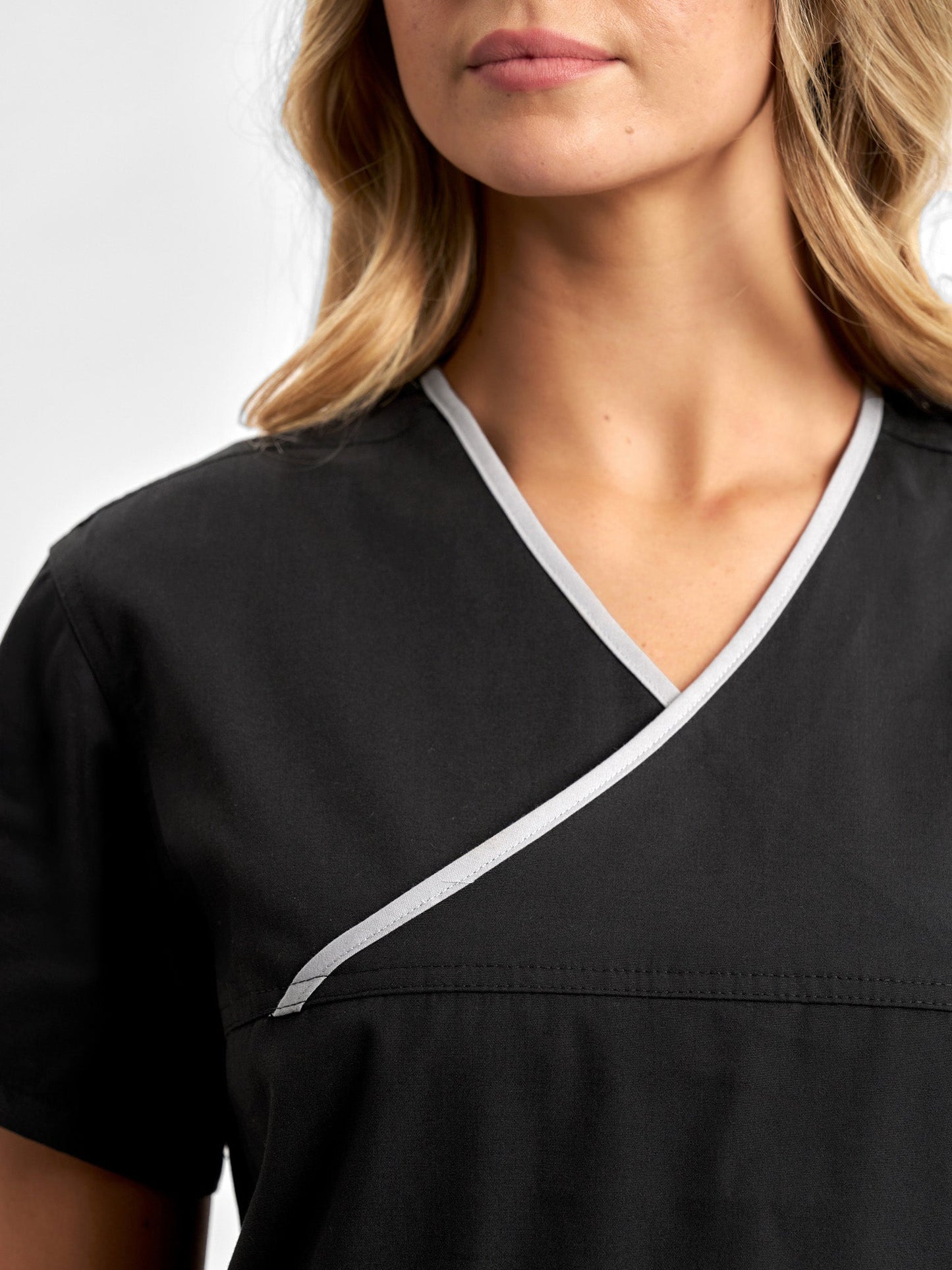 INAURA Classic Womens Contrast Scrub Top H10722